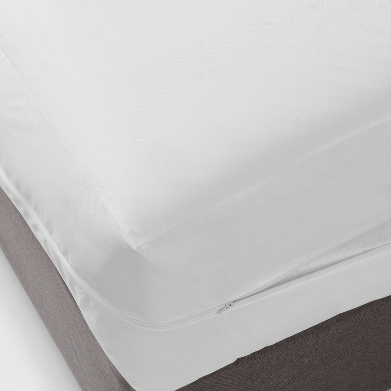 Twin/Twin XL Waterproof Zippered Mattress Protector - Room Essentials™