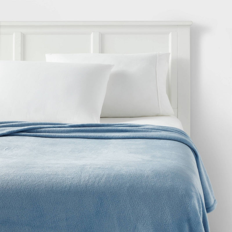 Twin/Twin XL Solid Plush Bed Blanket Light Blue - Room Essentials™